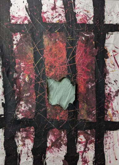 Abstrakte Kunst mit roten und schwarzen Streifen und einem grünen Ausschnitt in der Mitte.
